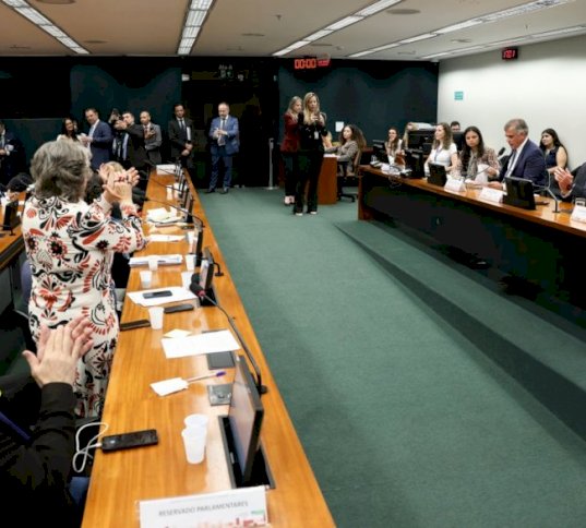 CCJ aprova admissibilidade de propostas que acabam com escala 6x1