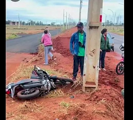 Mulher morre após perder controle de moto e bater contra poste em Água Clara