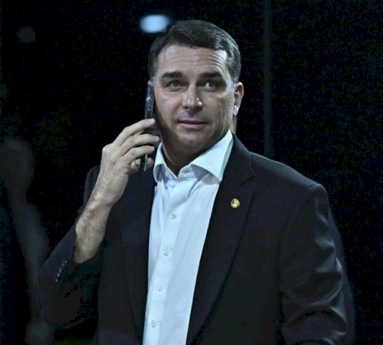 Flávio é intimado pela PF para entregar passaporte por determinação de Moraes