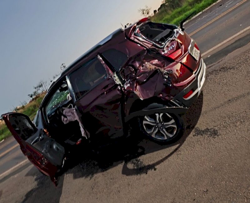Grave colisão entre carro e caminhão é registrada na BR-376, em Ivinhema