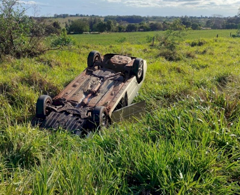 Capotamento na BR-376 mobiliza Bombeiros e deixa motociclista ferido em Ivinhema