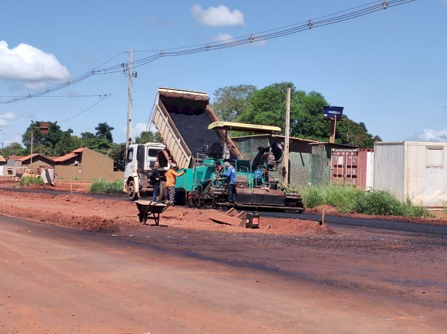 Angélica - Obras de drenagem e asfalto estão sendo executadas pelo governo do estado em parceria com prefeitura.