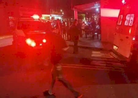 Homem é baleado por motociclista e morre no meio fio .