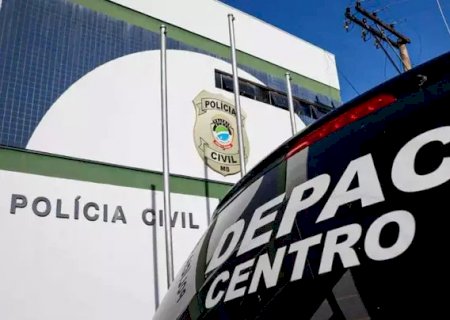 Homem golpeia mulher com facão e acerta polegar durante assalto.