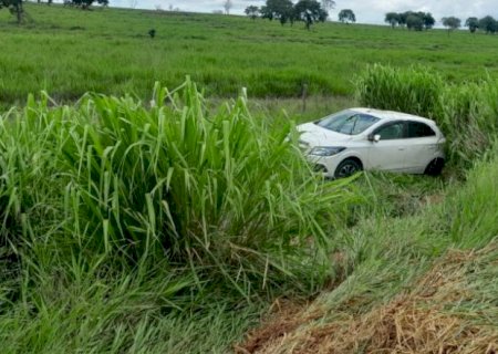 Veículo capota e casal é socorrido por outros motoristas na MS-040