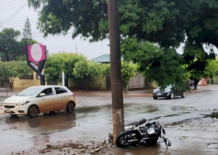 Jovem fica gravemente ferido após bater moto em poste de energia em Dourados