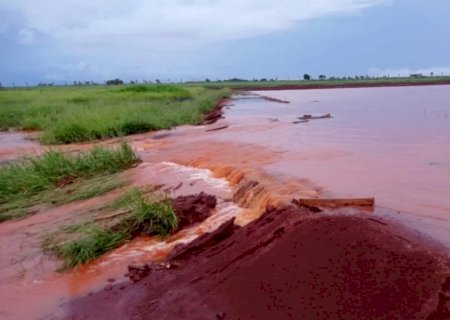 Obra de aeroporto faz barragem transbordar e deixa família ilhada em sítio em Dourados