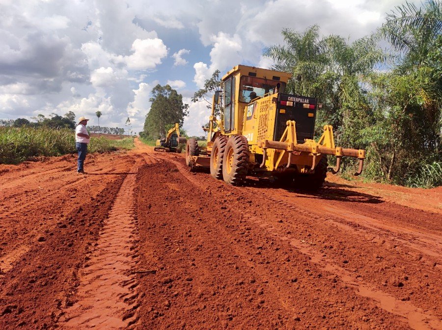 Angélica - Prefeitura municipal através da secretaria de infraestrutura recupera estradas vicinais da área rural.