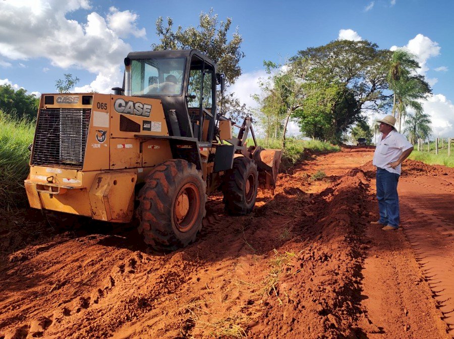Angélica - Prefeitura municipal através da secretaria de infraestrutura recupera estradas vicinais da área rural.