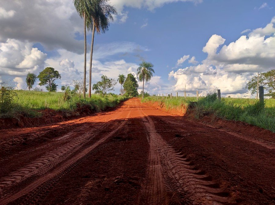 Angélica - Prefeitura municipal através da secretaria de infraestrutura recupera estradas vicinais da área rural.