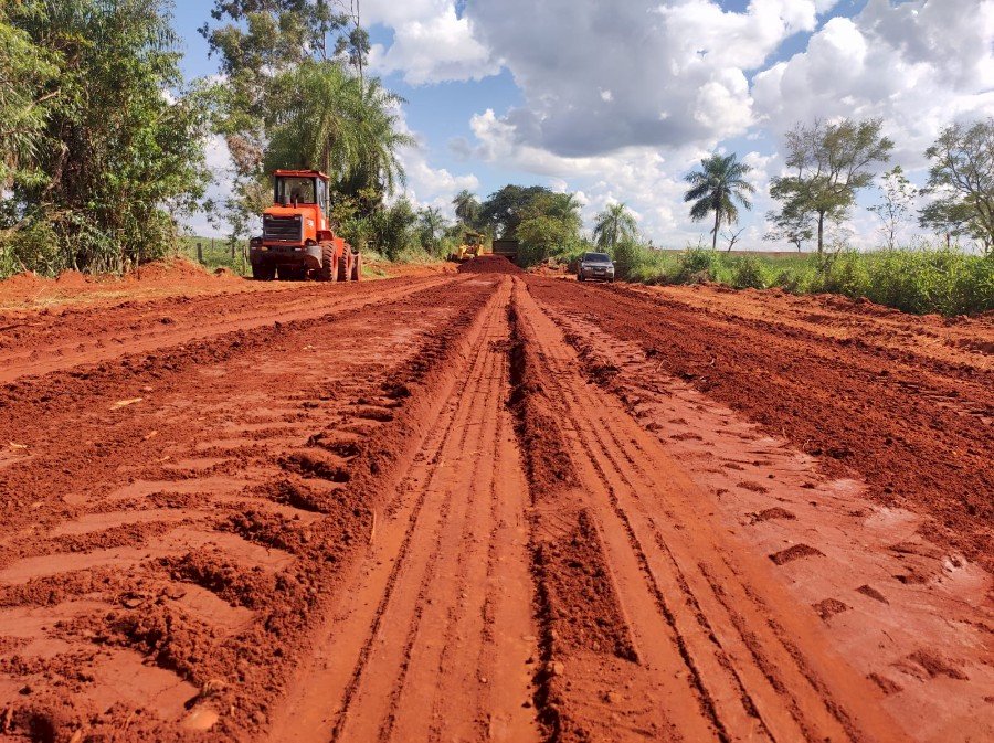 Angélica - Prefeitura municipal através da secretaria de infraestrutura recupera estradas vicinais da área rural.
