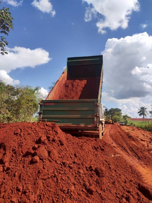 Angélica - Prefeitura municipal através da secretaria de infraestrutura recupera estradas vicinais da área rural.