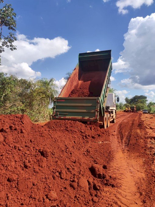 Angélica - Prefeitura municipal através da secretaria de infraestrutura recupera estradas vicinais da área rural.