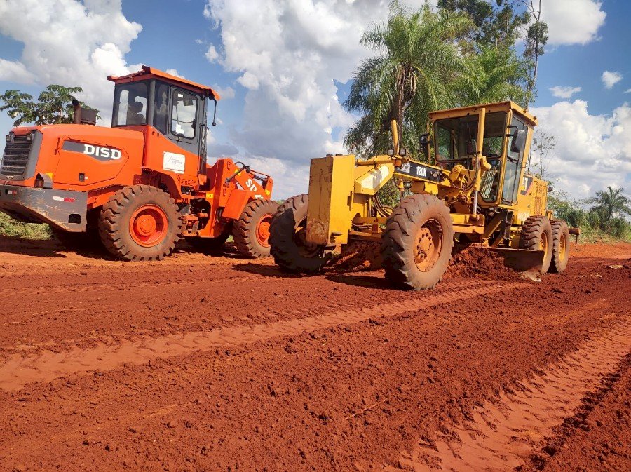 Angélica - Prefeitura municipal através da secretaria de infraestrutura recupera estradas vicinais da área rural.