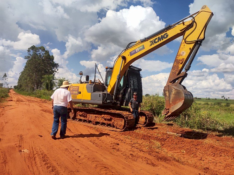 Angélica - Prefeitura municipal através da secretaria de infraestrutura recupera estradas vicinais da área rural.