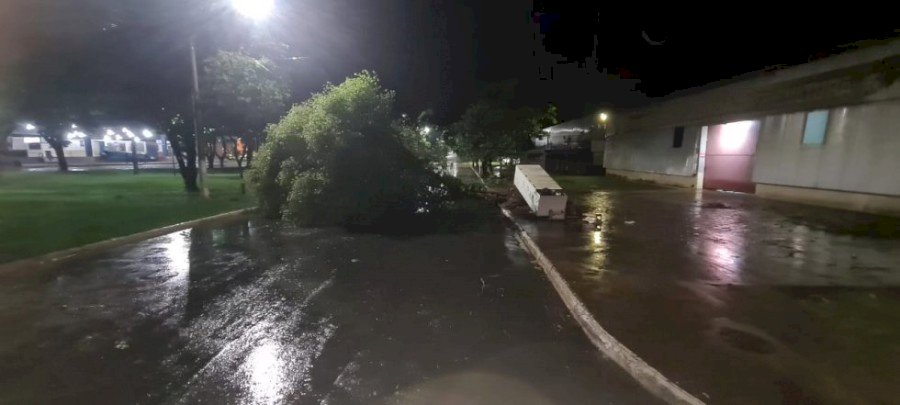 Forte chuva deixa grande rastro de destruição em Nova Andradina