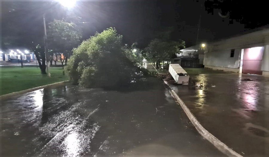 Forte chuva deixa grande rastro de destruição em Nova Andradina