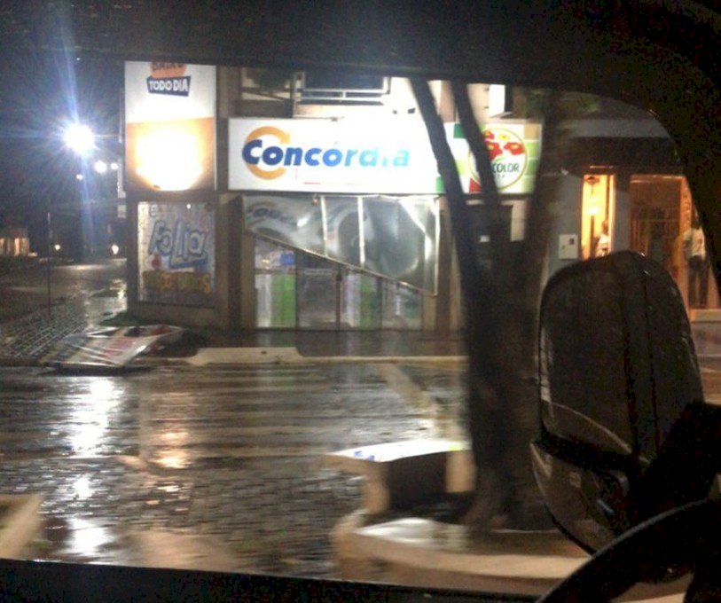 Forte chuva deixa grande rastro de destruição em Nova Andradina