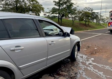 Motorista bêbado bate em ônibus com 40 passageiros.