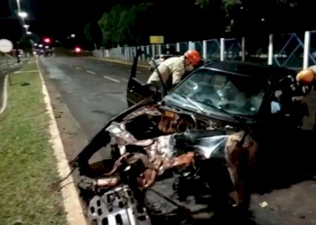 Motorista perde controle, bate em portão da UFMS e carro fica destruído.