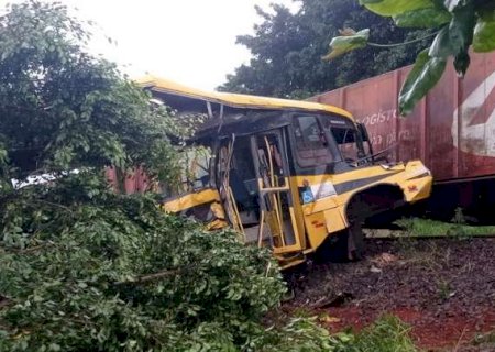 Câmera de segurança mostra acidente entre trem e ônibus escolar em Jandaia do Sul.