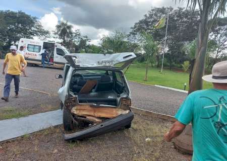 Motorista foi arremessada pelo porta malas de carro durante colisão.