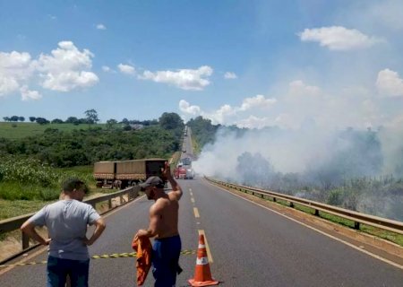 Colisão entre duas carretas causa incêndio na BR-163 deixa três vitimas fatais.