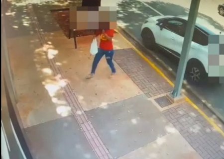 Mulher morre ao ser atropelada por veículo.