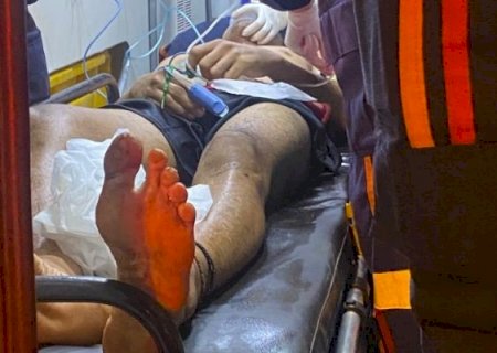 Dupla de moto tenta matar cunhados a tiros em Dourados; um está em estado gravíssimo.
