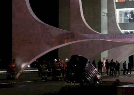 Carro cai em espelho d'água do Palácio do Planalto.