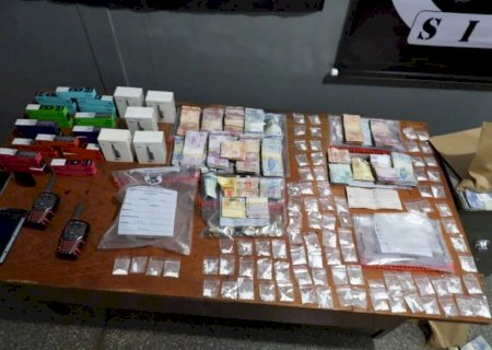 Polícia Militar, em operação conjunta com a Polícia Civil, prende traficante de drogas e apreende grande quantia em dinheiro e cocaína.