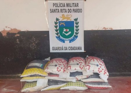 Polícia Militar recupera sacos de ração furtados em fazenda na região de Santa Rita do Pardo.