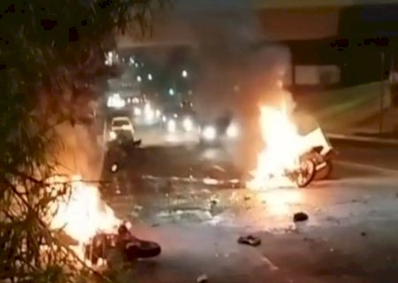 Motocicletas  explodem em colisão entre motos.
