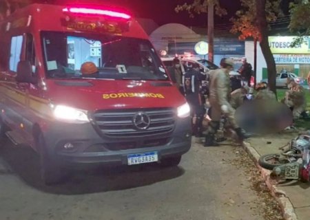 Motociclista morre ao colidir contra árvore.