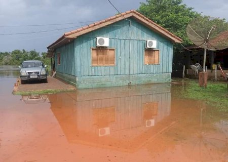 Rio Ivinhema volta subir, enchente preocupa donos de ranchos e ribeirinhos.