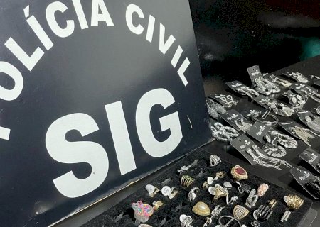 Nova Andradina - PC prende em menos de 24 horas autores de furto á Loja de Bijuterias e recupera objetos.