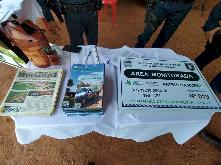 Patrulha Rural do 8° BPM entrega placas de identificação de área monitorada durante Exponatec 2023 em nova Andradina.