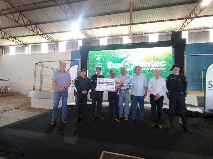 Patrulha Rural do 8° BPM entrega placas de identificação de área monitorada durante Exponatec 2023 em nova Andradina.