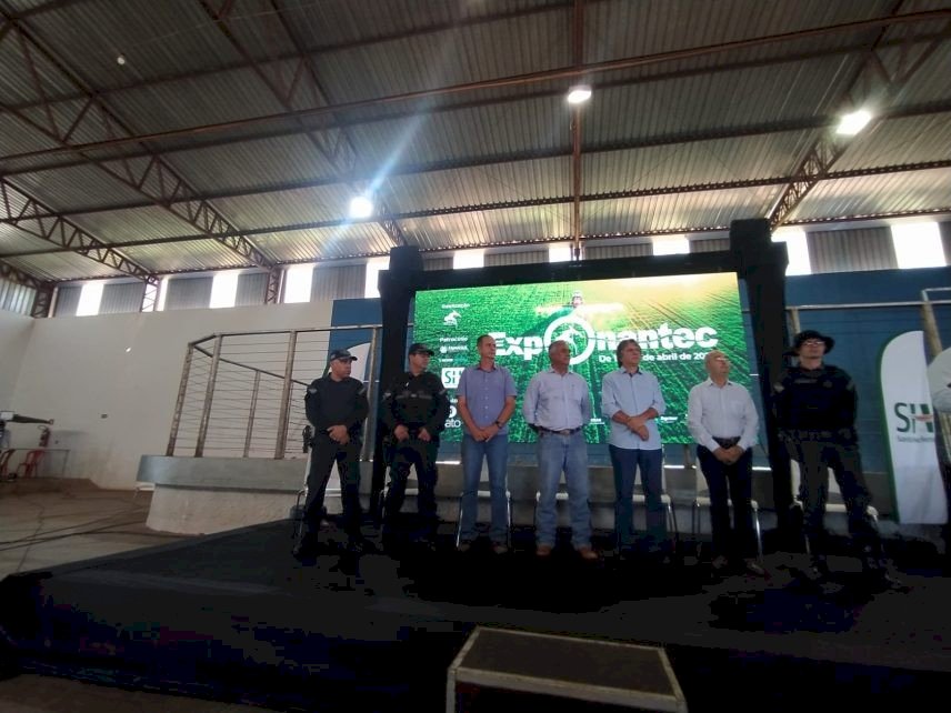 Patrulha Rural do 8° BPM entrega placas de identificação de área monitorada durante Exponatec 2023 em nova Andradina.