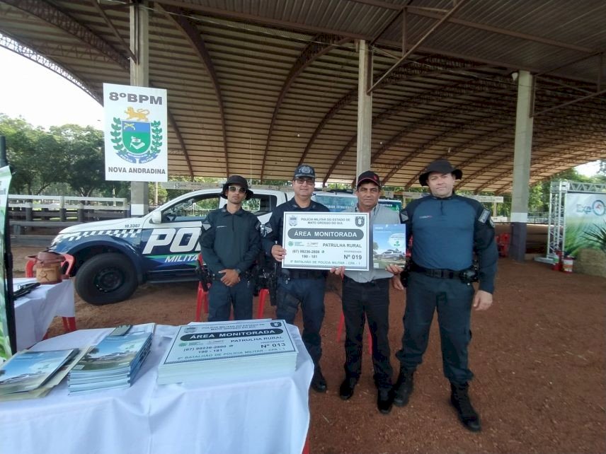 Patrulha Rural do 8° BPM entrega placas de identificação de área monitorada durante Exponatec 2023 em nova Andradina.