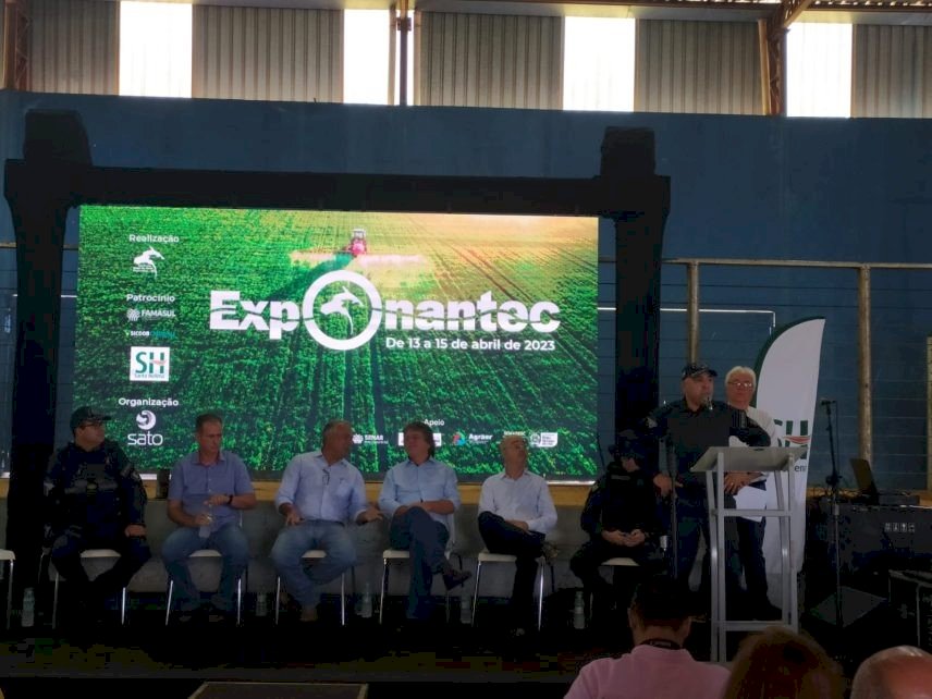Patrulha Rural do 8° BPM entrega placas de identificação de área monitorada durante Exponatec 2023 em nova Andradina.