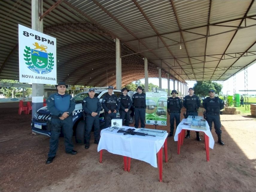 Patrulha Rural do 8° BPM entrega placas de identificação de área monitorada durante Exponatec 2023 em nova Andradina.