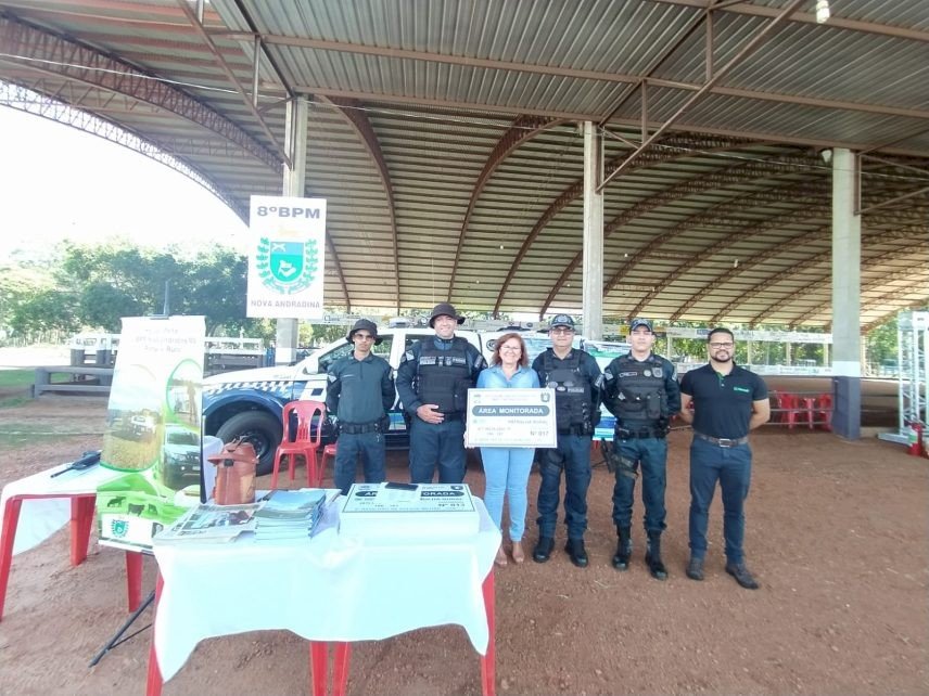 Patrulha Rural do 8° BPM entrega placas de identificação de área monitorada durante Exponatec 2023 em nova Andradina.