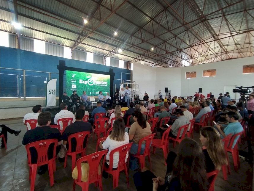 Patrulha Rural do 8° BPM entrega placas de identificação de área monitorada durante Exponatec 2023 em nova Andradina.