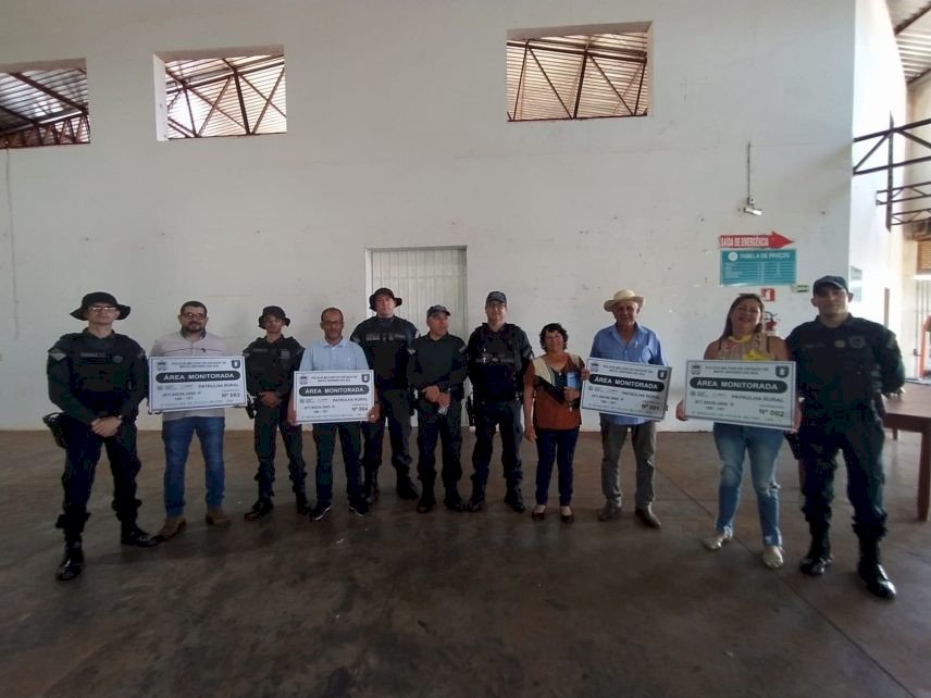 Patrulha Rural do 8° BPM entrega placas de identificação de área monitorada durante Exponatec 2023 em nova Andradina.