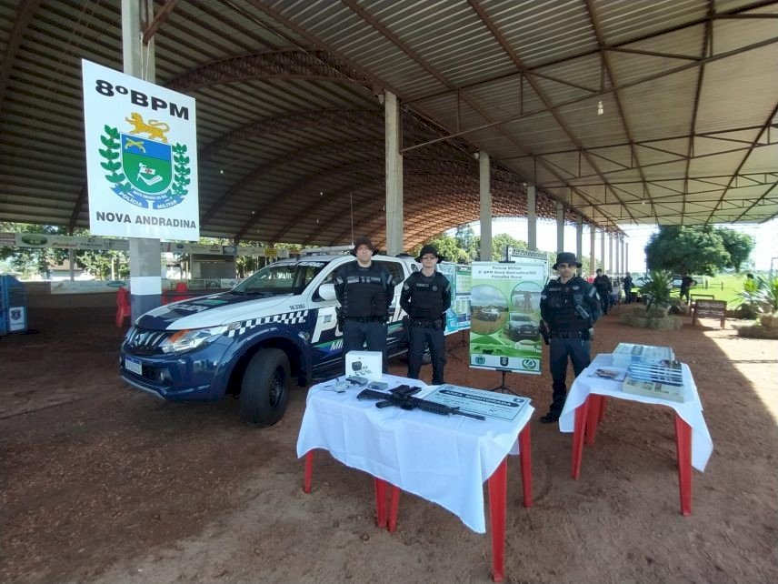 Patrulha Rural do 8° BPM entrega placas de identificação de área monitorada durante Exponatec 2023 em nova Andradina.