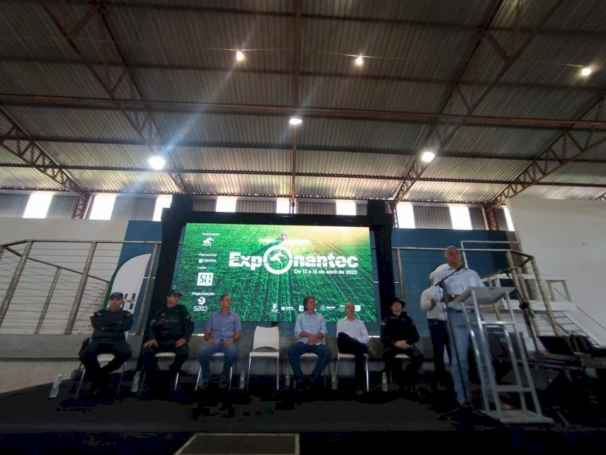 Patrulha Rural do 8° BPM entrega placas de identificação de área monitorada durante Exponatec 2023 em nova Andradina.