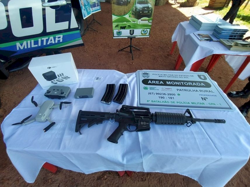Patrulha Rural do 8° BPM entrega placas de identificação de área monitorada durante Exponatec 2023 em nova Andradina.