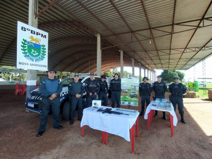 Patrulha Rural do 8° BPM entrega placas de identificação de área monitorada durante Exponatec 2023 em nova Andradina.