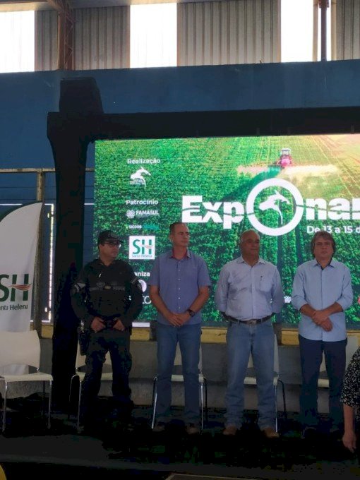 Patrulha Rural do 8° BPM entrega placas de identificação de área monitorada durante Exponatec 2023 em nova Andradina.